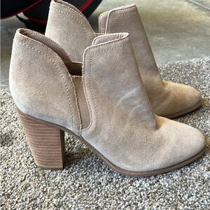 New Never Worn Vince Camuto Booties tan Suade